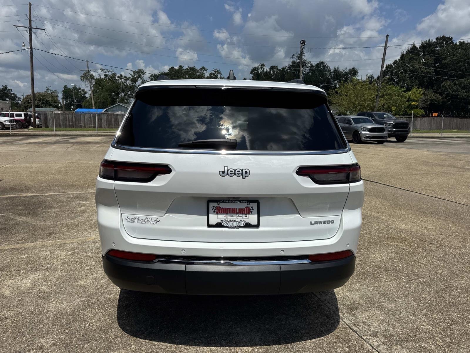 New 2026 Bright White Clear-Coat Exterior Paint Jeep Laredo X image 5