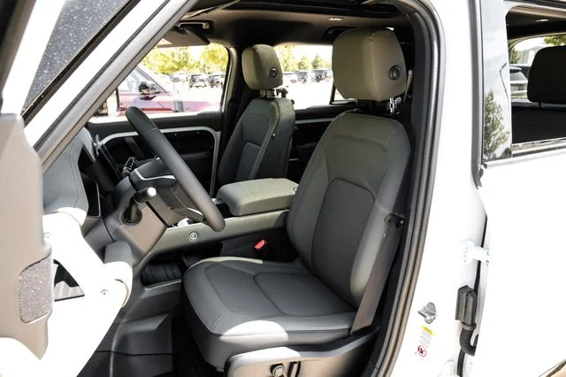New 2026 White Land Rover X-Dynamic SE image 41