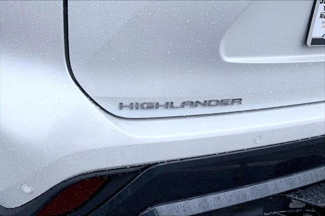 Certified Used 2025 WIND CHILL PEARL Toyota  image 30