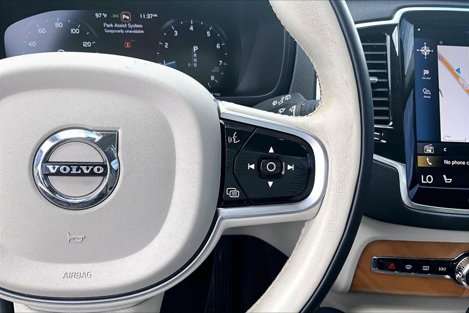 Used 2022 Onyx Black Metallic Volvo Momentum image 21