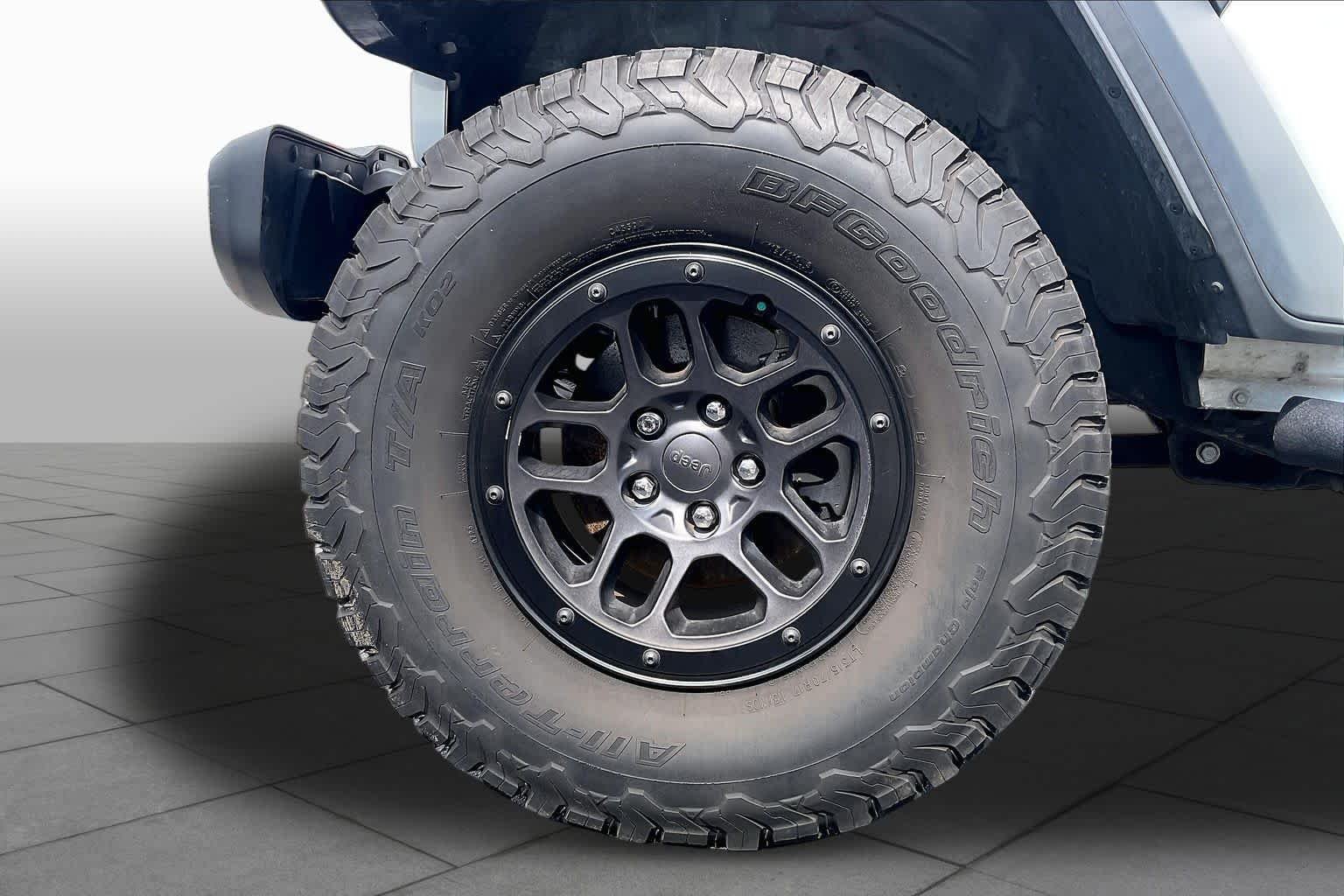Used 2023 Bright White Clearcoat Jeep Rubicon image 10