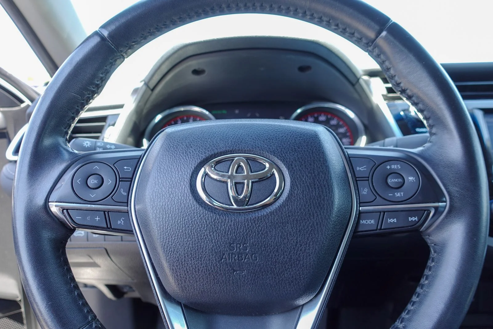 Used 2018 Wind Chill Pearl Toyota XSE image 17