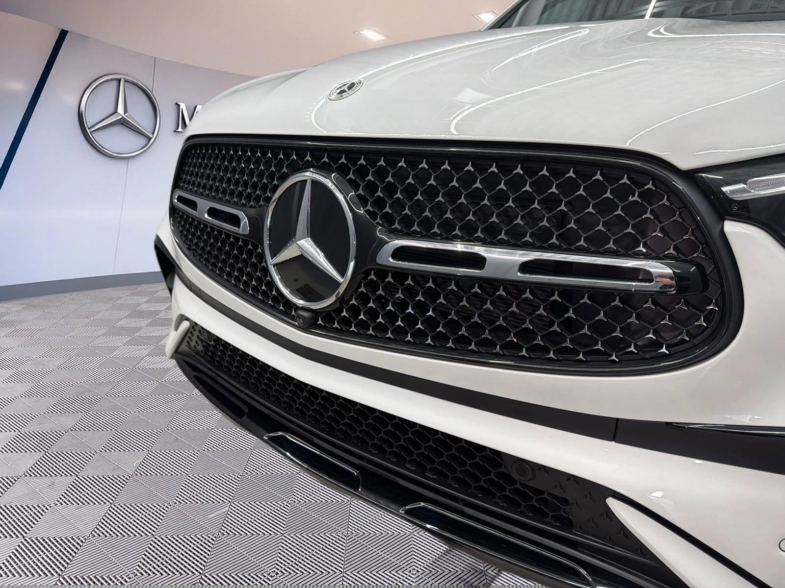 New 2027 White Mercedes-Benz GLC 300 image 31