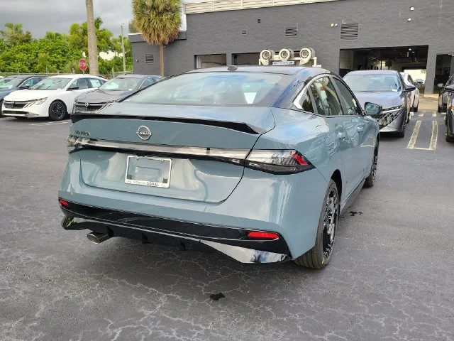 New 2027 Atlantic Gray Metallic / Super Black Two-tone Nissan SR image 4