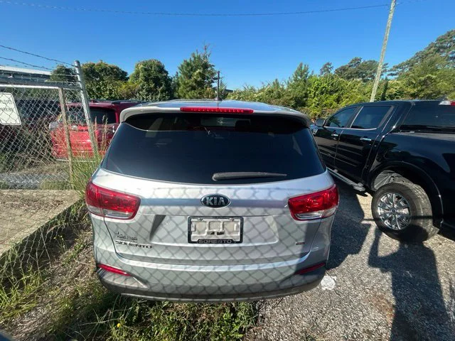 Used 2017 Silver Kia L image 4