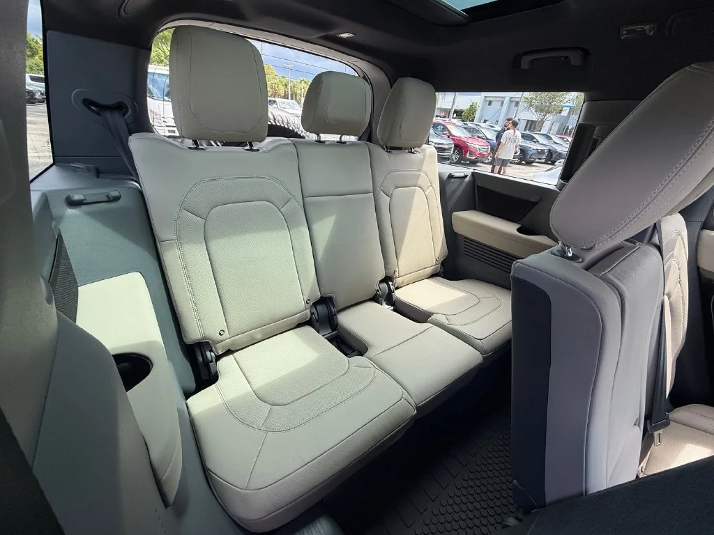 Used 2023 Black Land Rover SE image 27