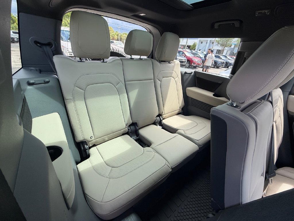 Used 2023 Black Land Rover SE image 27