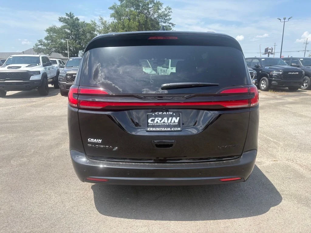 New 2027 Diamond Black Crystal Pearl-Coat Exterior Paint Chrysler Limited image 6
