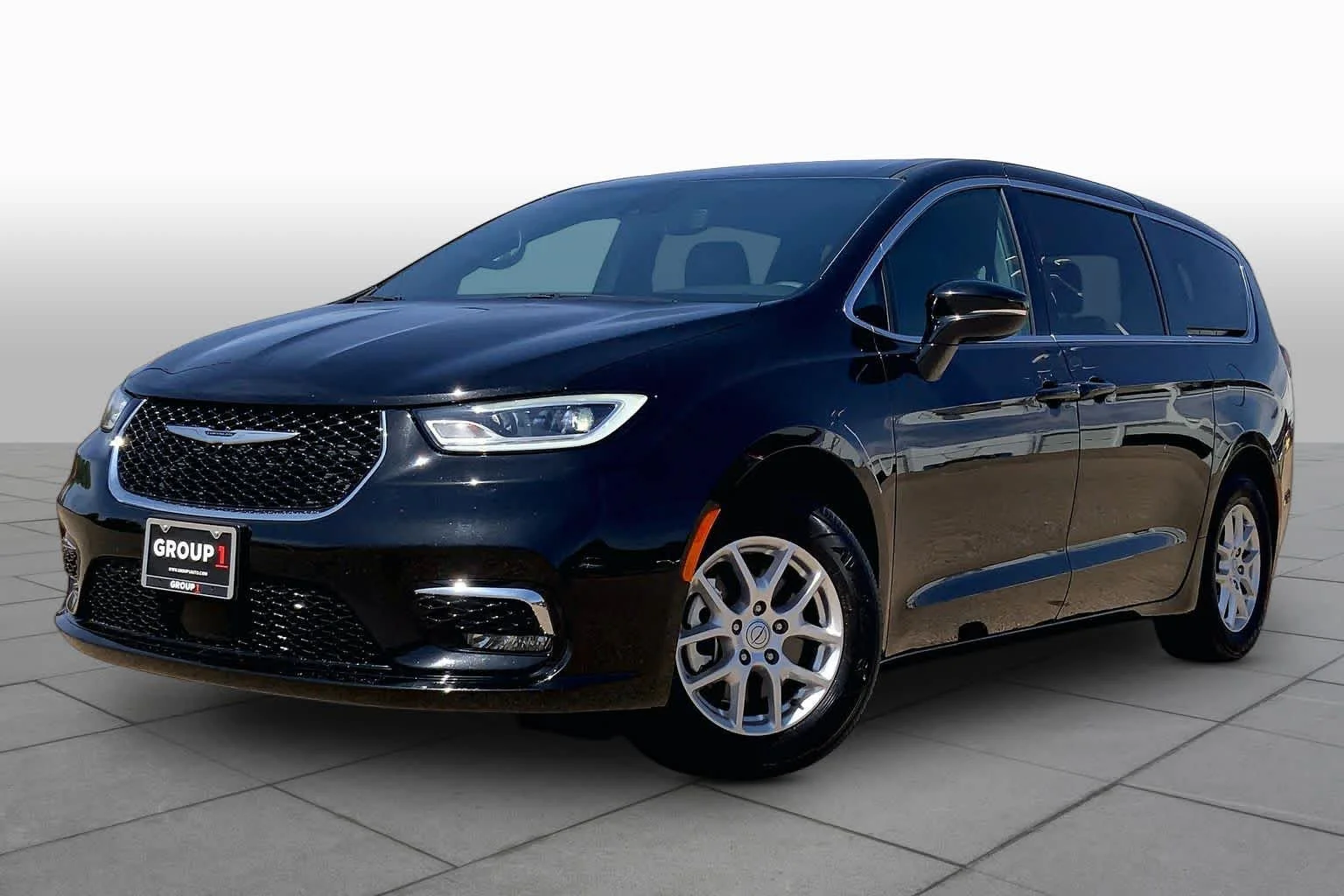 2025 Chrysler Pacifica Select's photo
