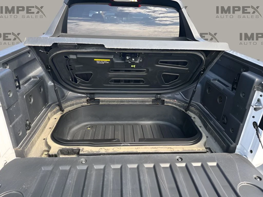 Used 2025 White Hyundai SEL image 28