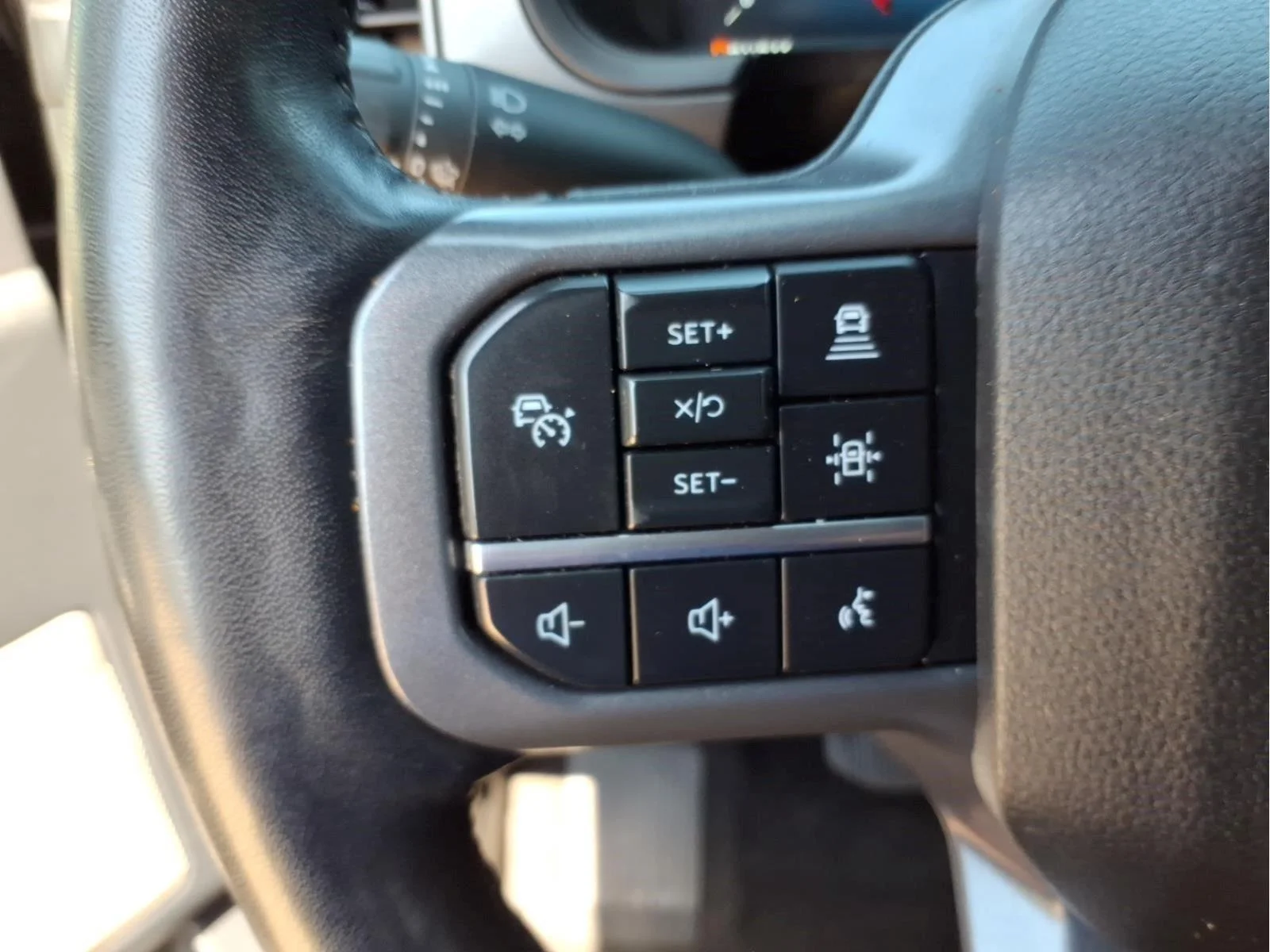 Used 2024  Ford LARIAT image 19