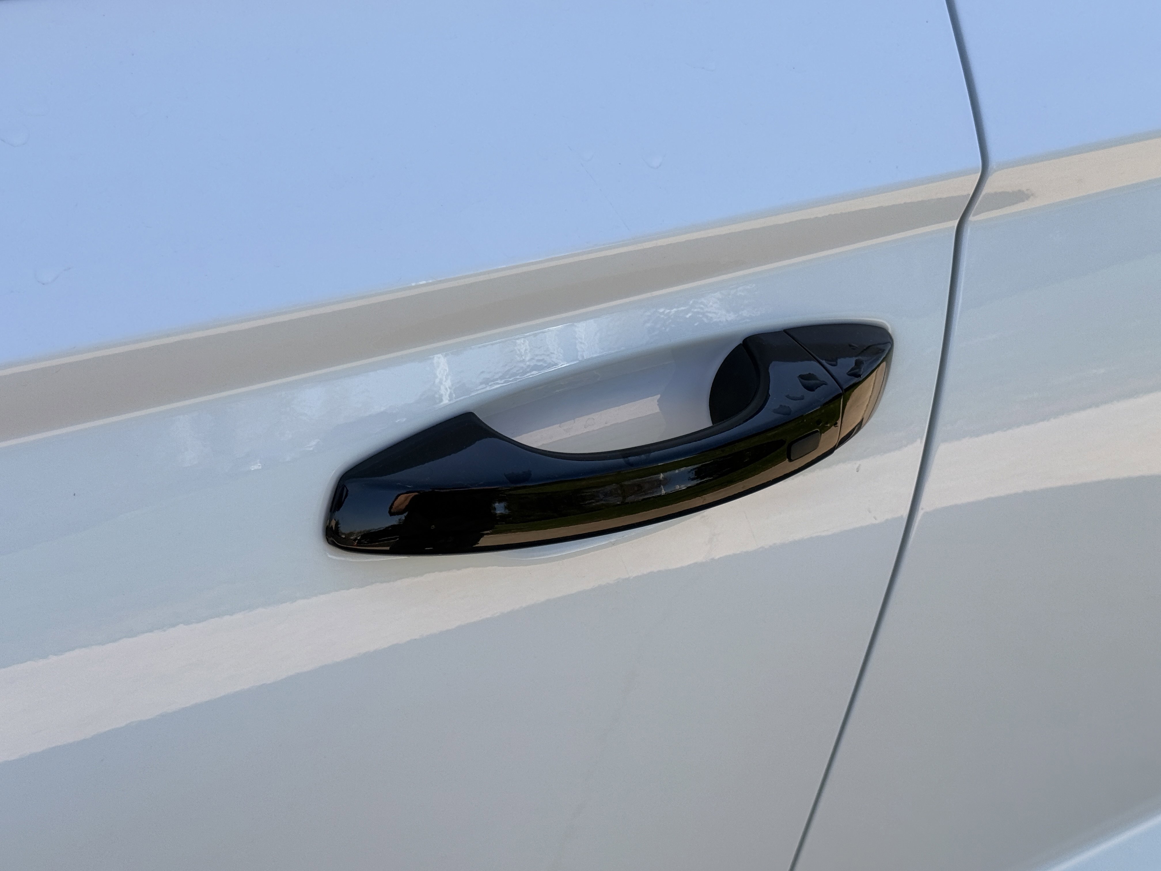 New 2026 Pure White w/Deep Black Roof Volkswagen SE Black image 17