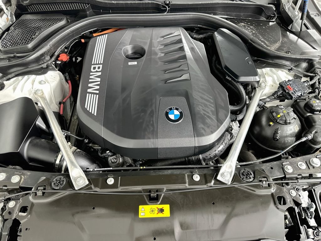2026 BMW 5 Series 550e - Photo 30