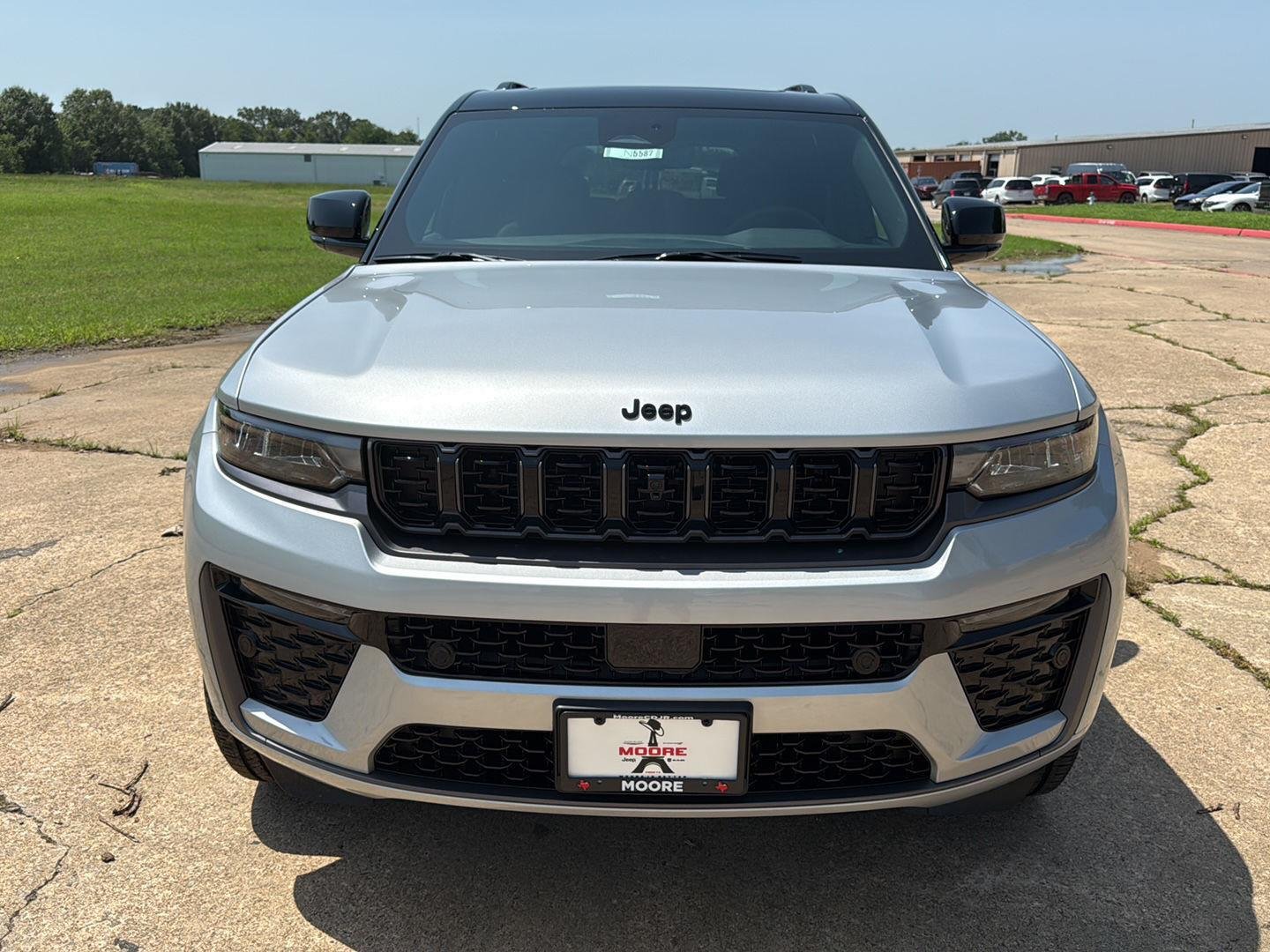 New 2026 Silver Zynith Exterior Paint Jeep Limited Reserve image 2