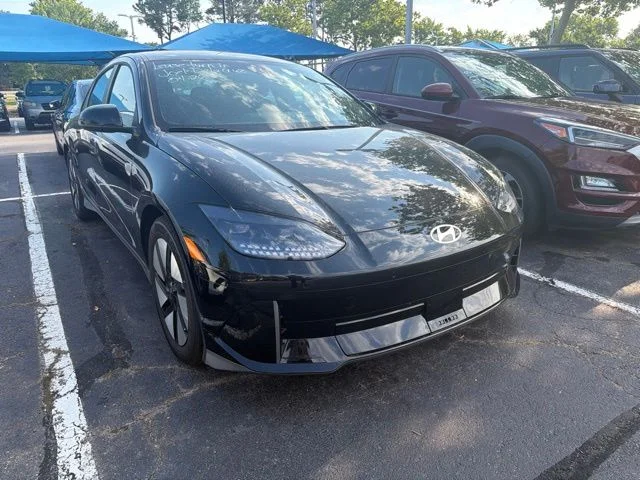 Used 2024 Onyx Black Hyundai SE image 1