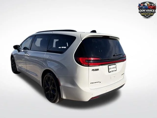 Used 2025 White Chrysler Limited image 3