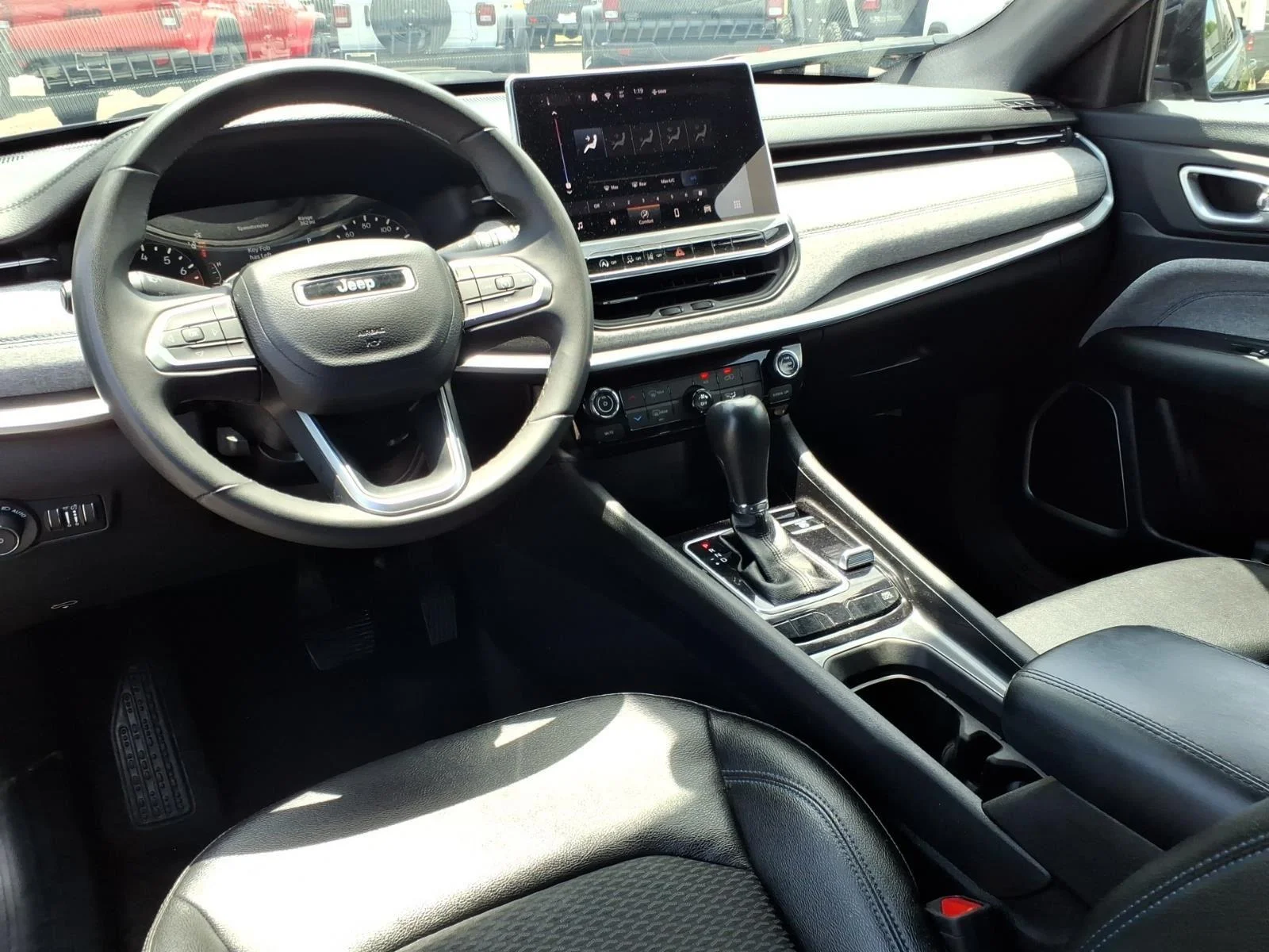 Used 2024 Diamond Black Crystal Pearlcoat Jeep Latitude image 19