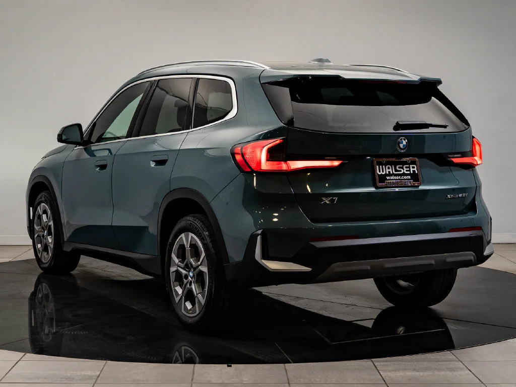 Used 2023 Cape York Green Metallic BMW xDrive28i image 6