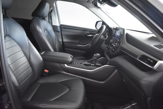 Used 2020 Black Toyota XLE image 16