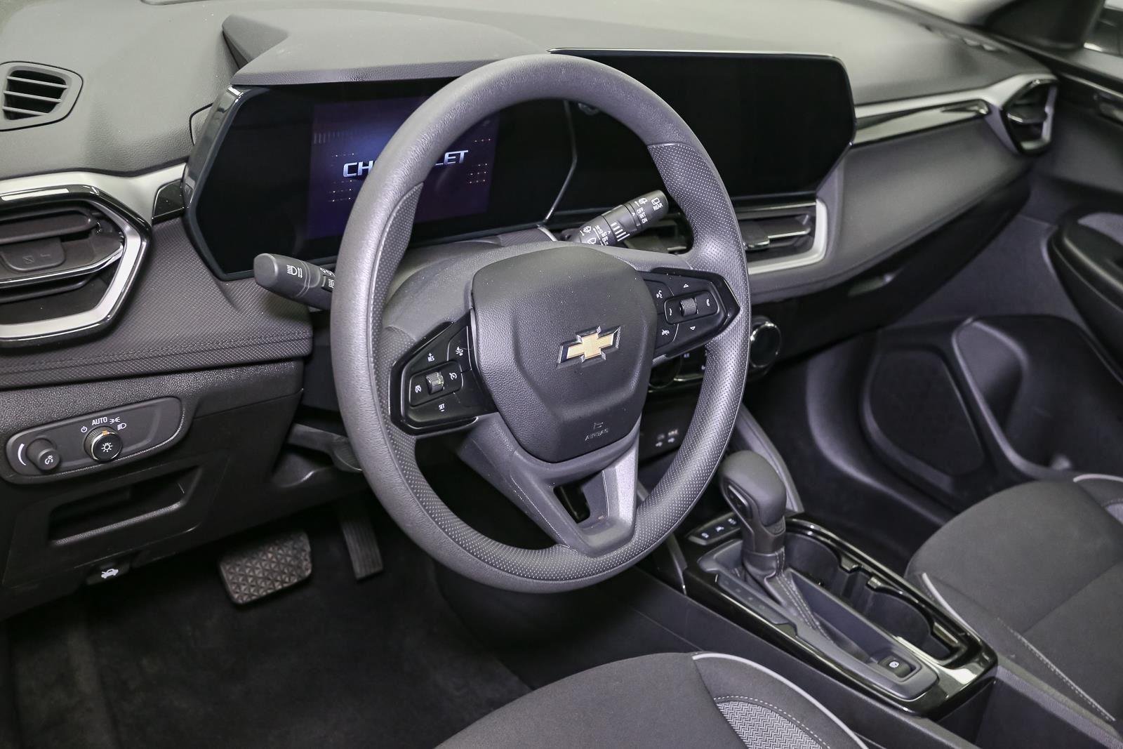 Used 2024 Summit White Chevrolet LT image 21