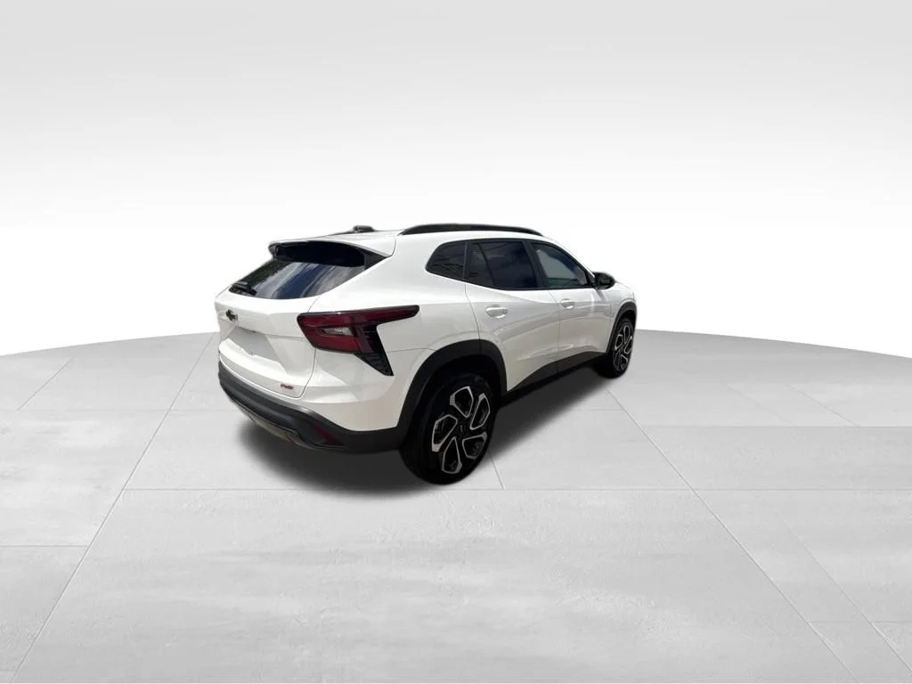 Used 2025 White Chevrolet 2RS image 8