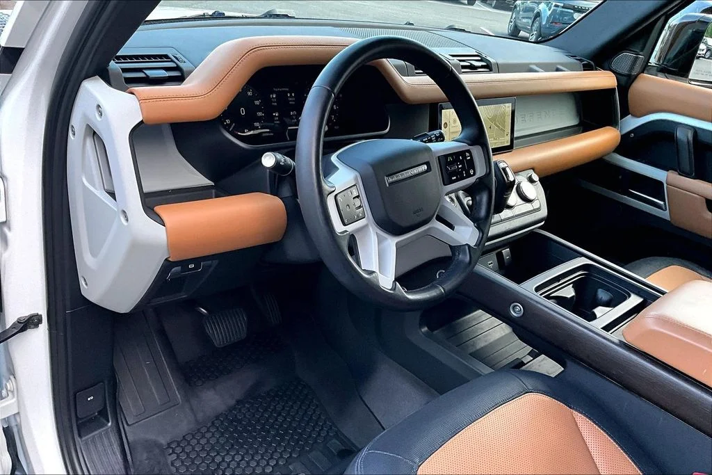 Used 2024 White Land Rover X-Dynamic SE image 13