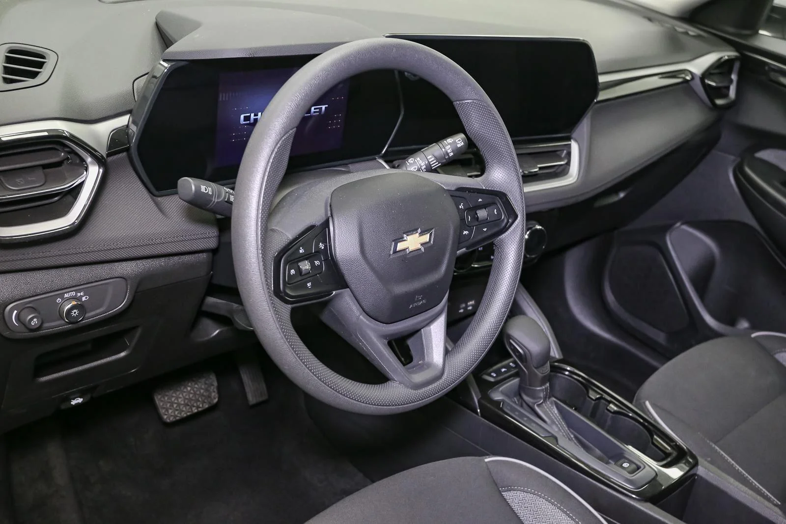 Used 2024 Summit White Chevrolet LT image 21