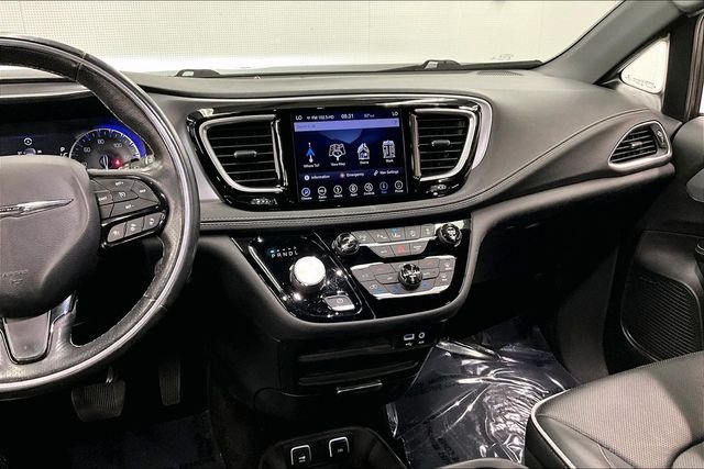 Used 2018 Granite Crystal Metallic Clearcoat Chrysler Limited image 7