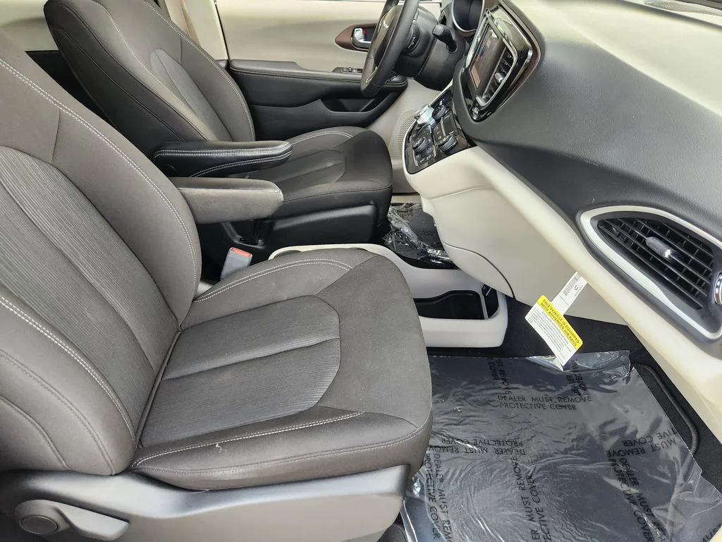 Used 2023 Bright White Clearcoat Chrysler LX image 16