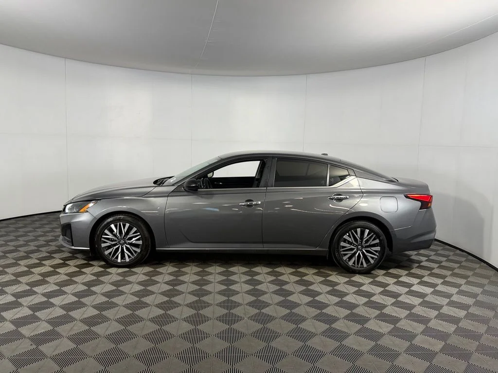 2025 Nissan Altima SV - Photo 11