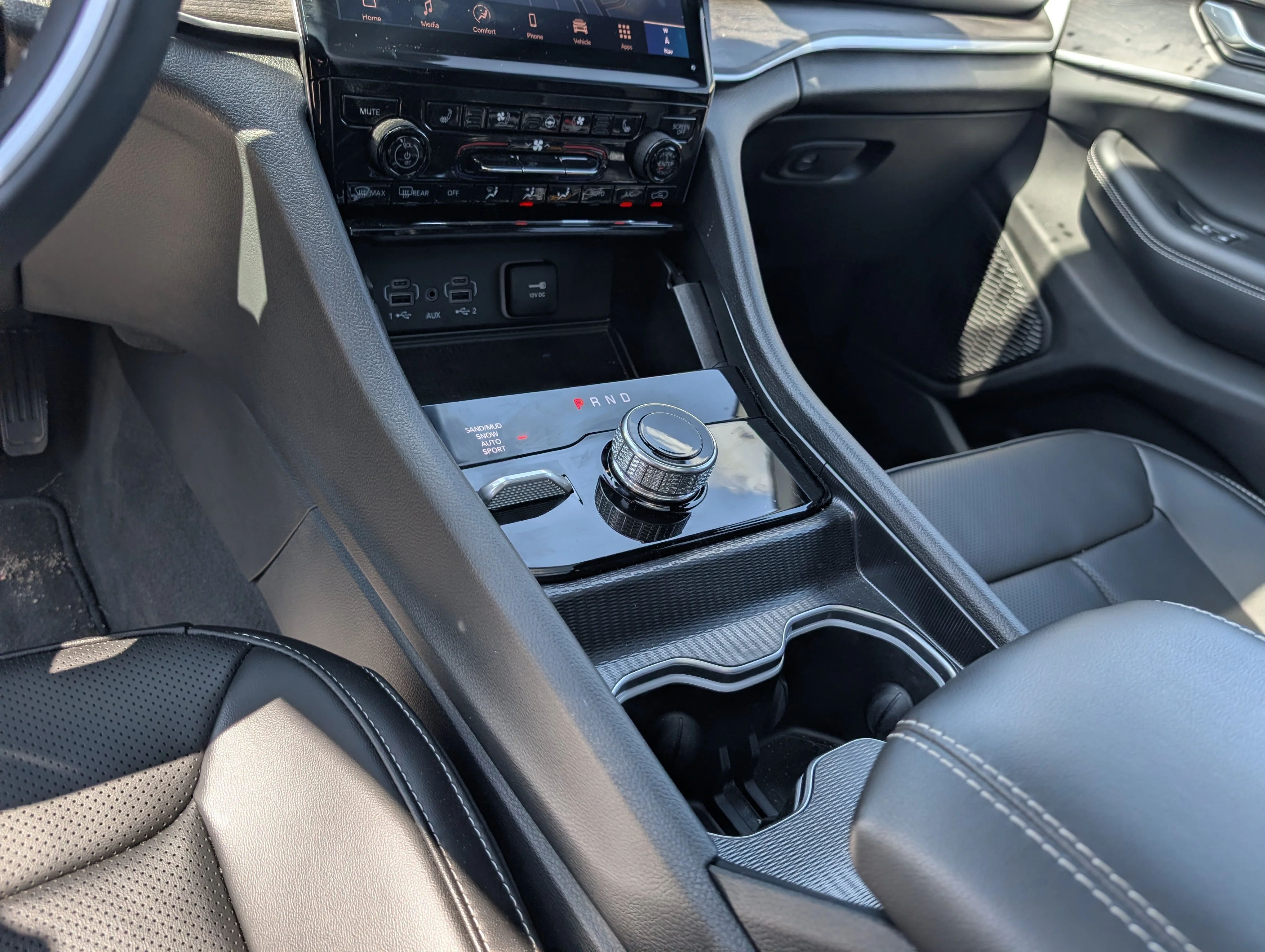 New 2025 Bright White Jeep Limited image 37