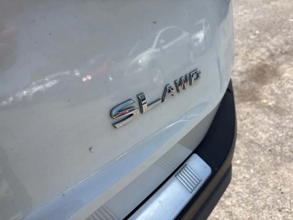 Used 2021 White Nissan SL image 33