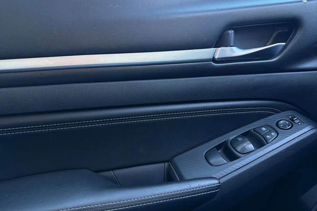 Used 2019 Brilliant Silver Metallic Nissan 2.5 SV image 13