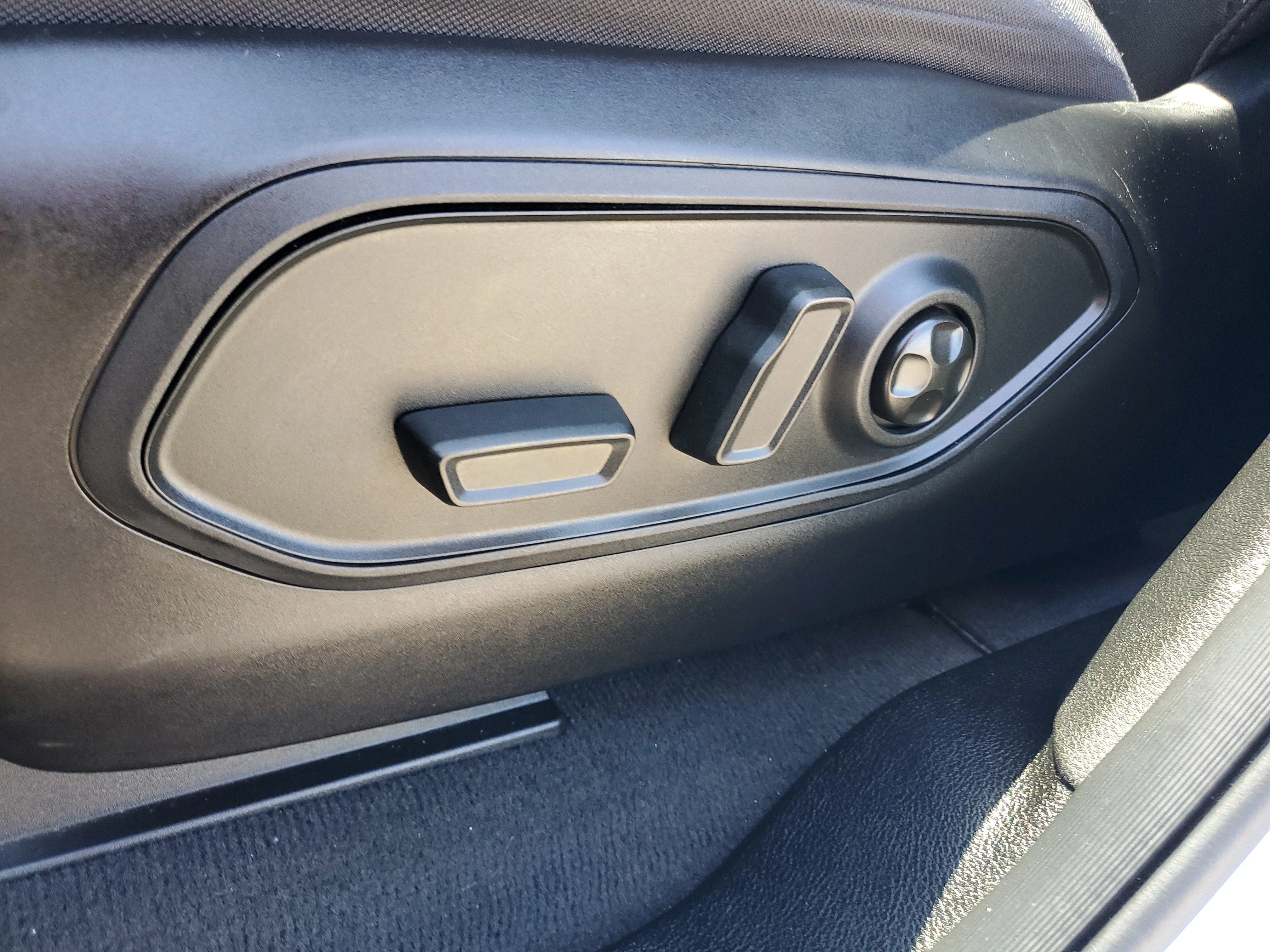 Used 2025 White Jeep Laredo X image 15