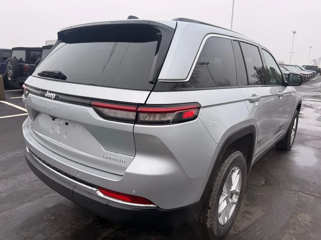 New 2026 Silver Zynith Exterior Paint Jeep Laredo X image 3