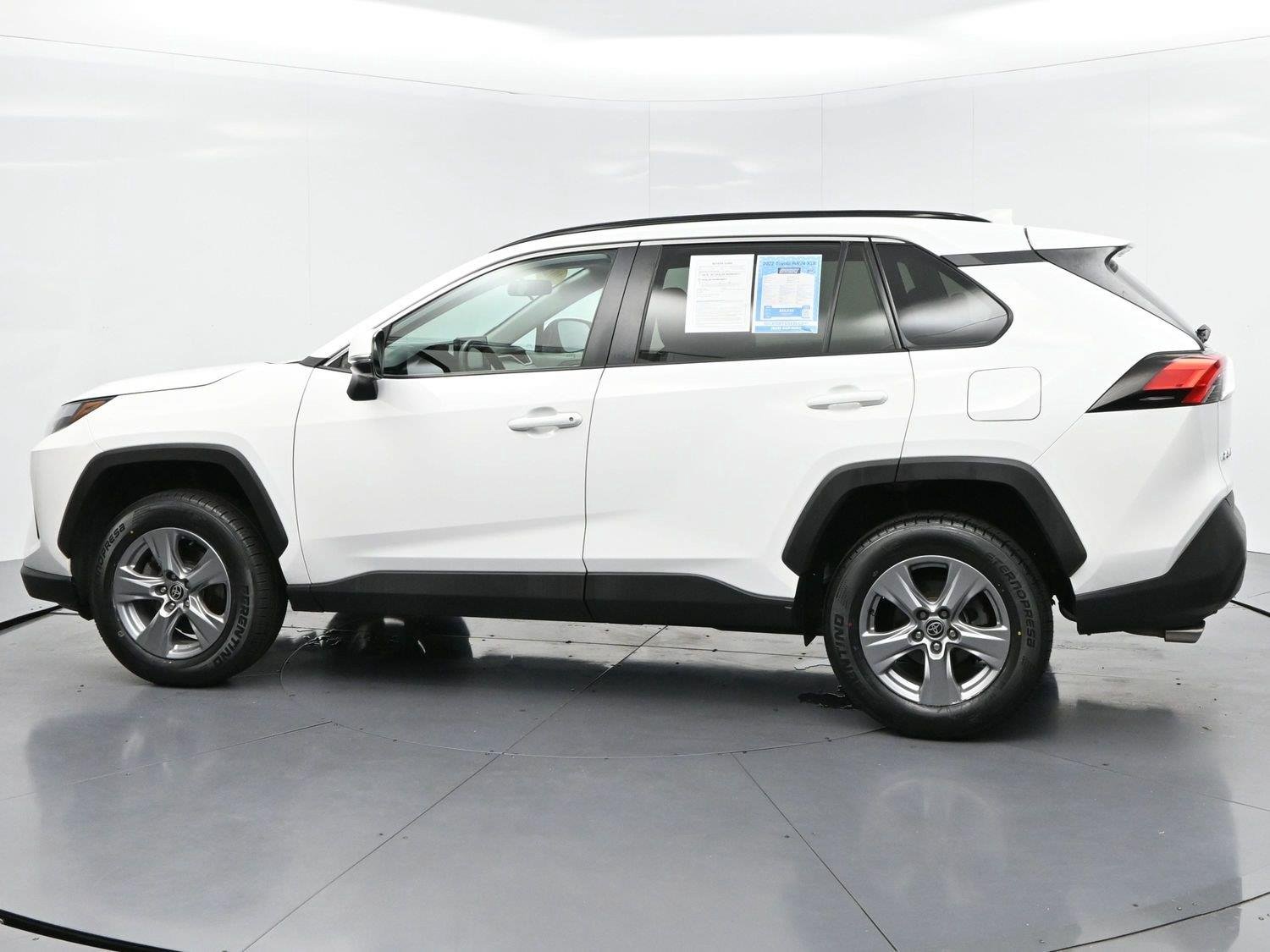 Used 2022 White Toyota XLE image 5