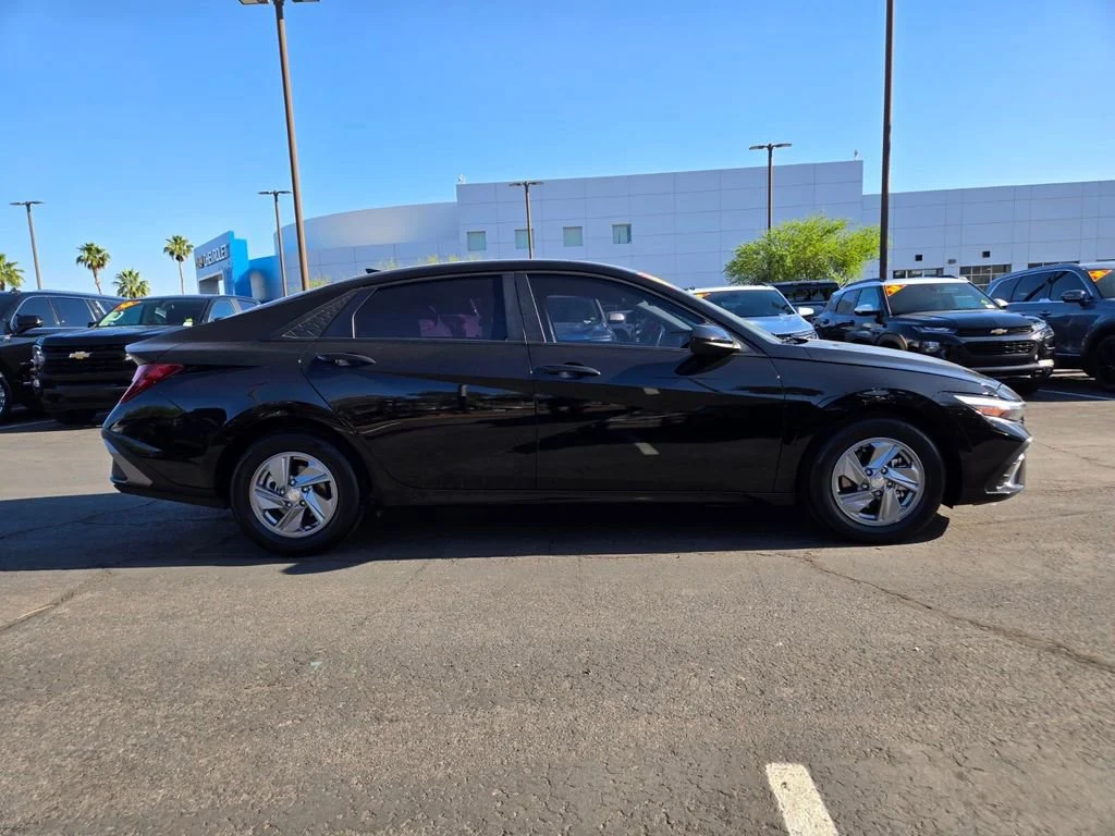 Used 2024 Abyss Black Hyundai SE image 7