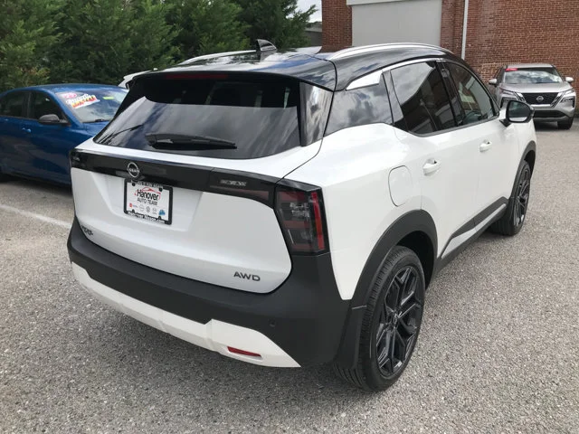 New 2027 Aspen White Tricoat/Super Black Nissan SR image 7