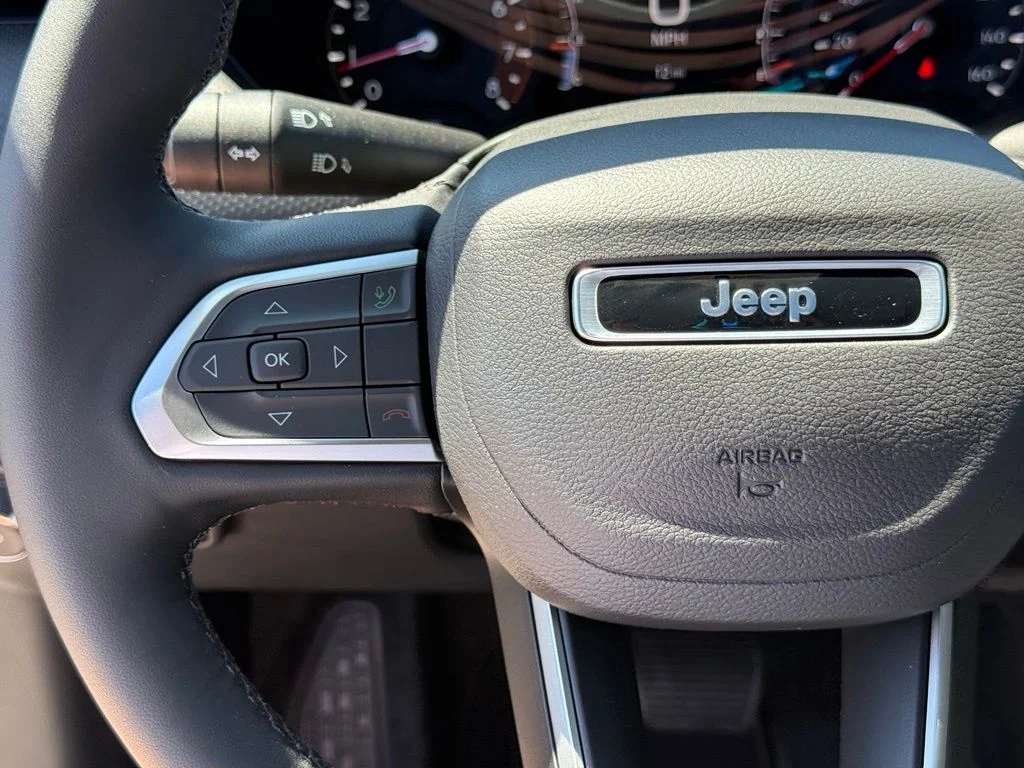 New 2026 Diamond Black Crystal Pearl-Coat Exterior Paint Jeep Latitude image 14