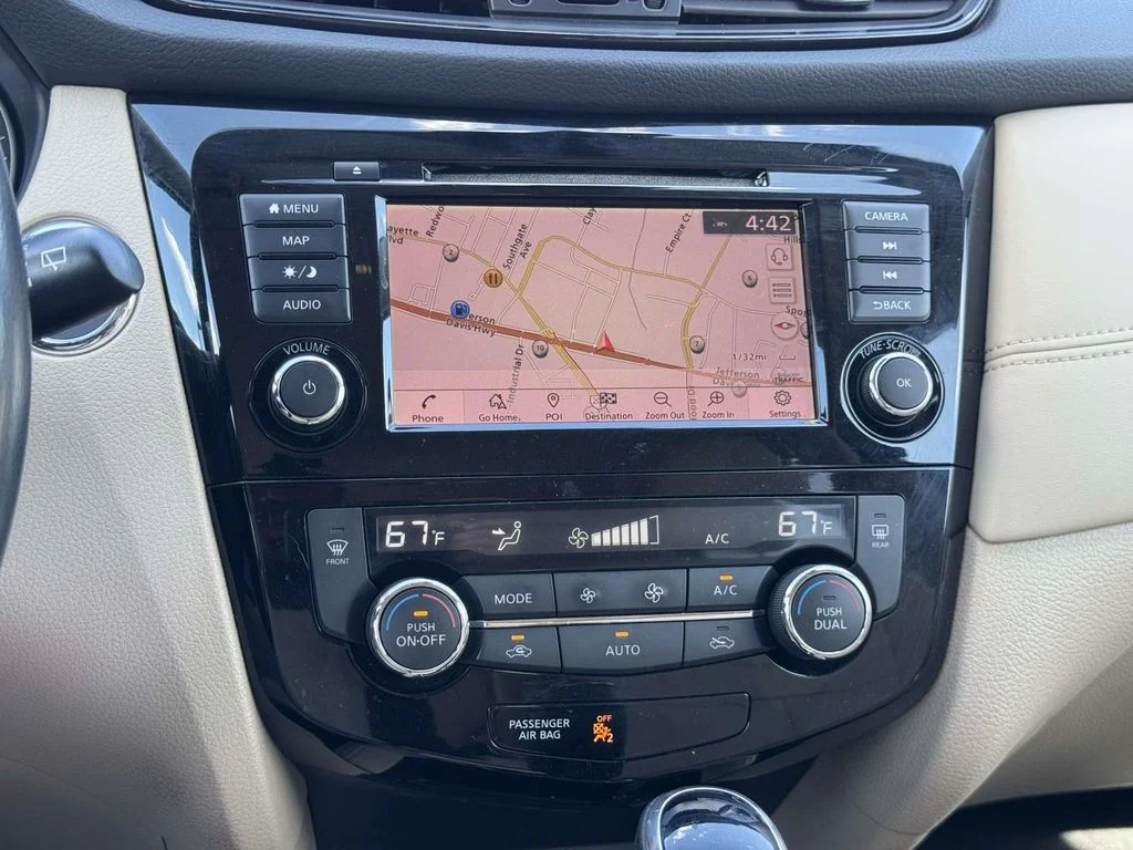 Used 2018 Green Nissan SL image 19