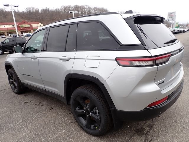 New 2025 Silver Zynith Exterior Paint Jeep Limited image 3