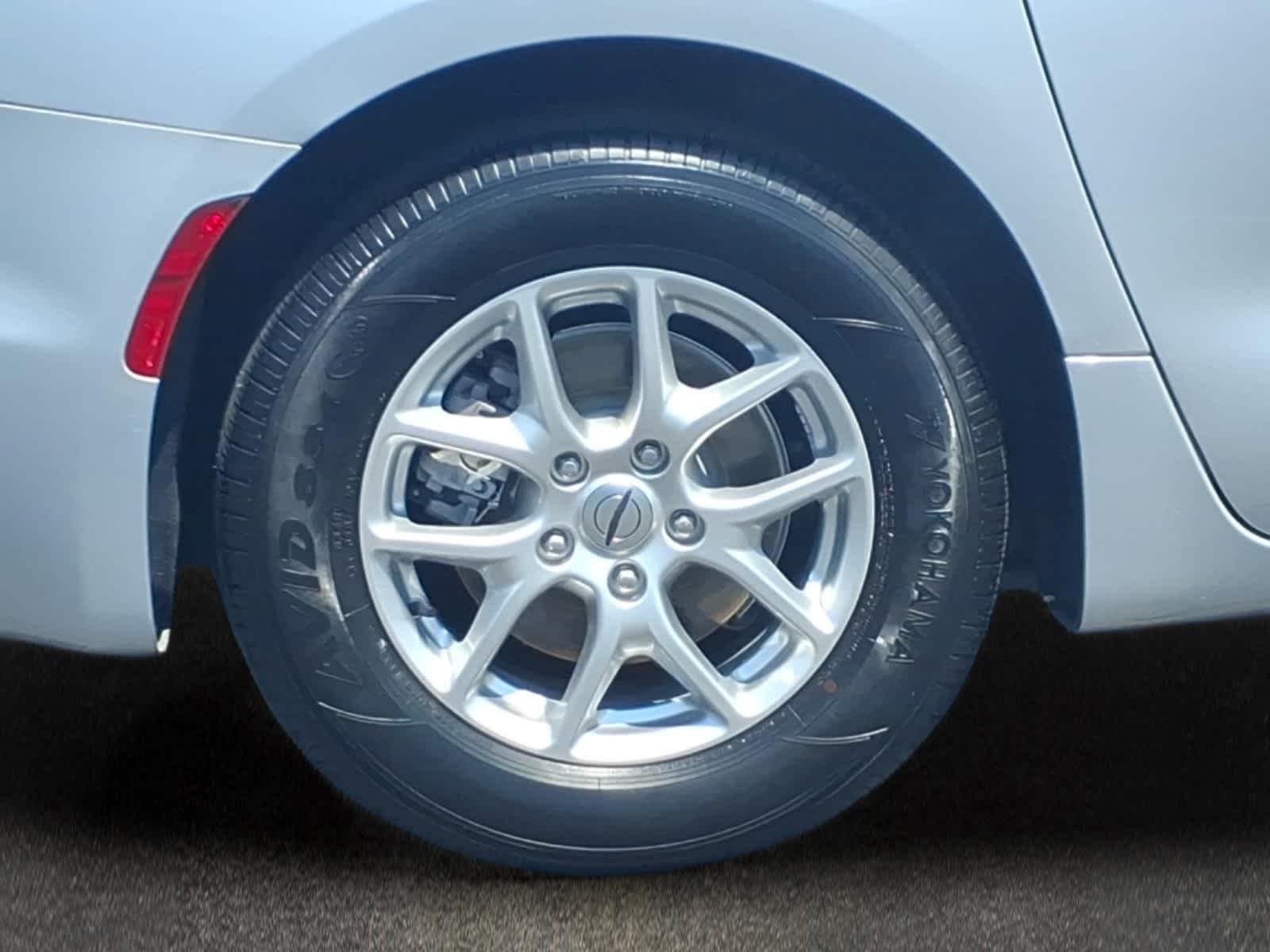 Used 2023 Silver Mist Clearcoat Chrysler Touring L image 3
