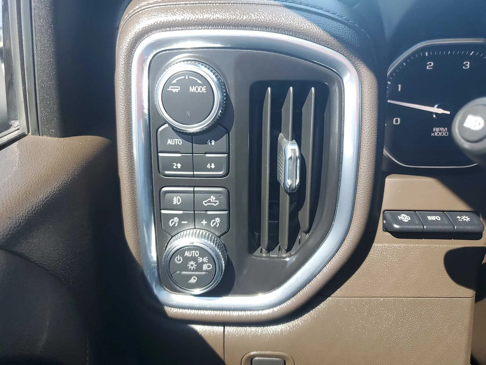 Used 2022 WHITE FROST TRICOAT GMC Denali image 27