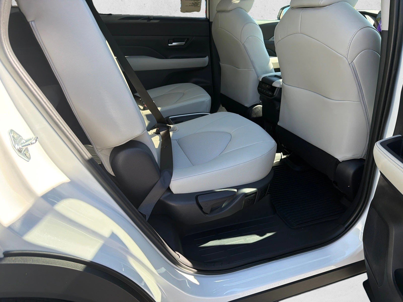 New 2026 Wind Chill Pearl Toyota XLE image 15