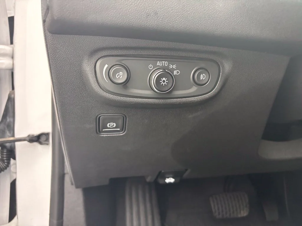 Used 2022 White GMC AT4 image 28