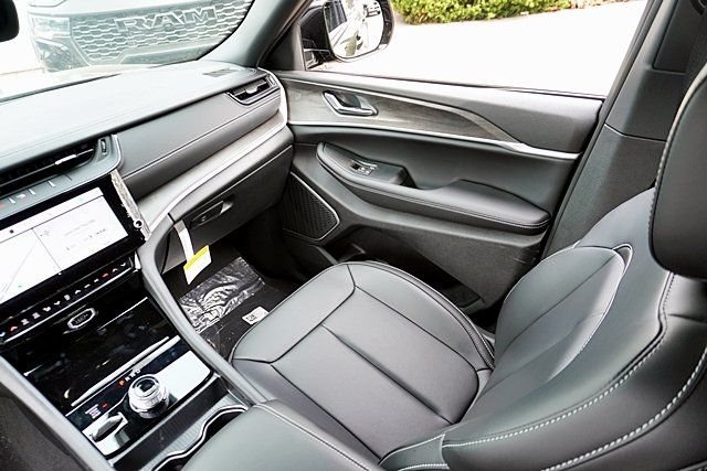 New 2026 Diamond Black Crystal Pearl-Coat Exterior Paint Jeep Limited image 25