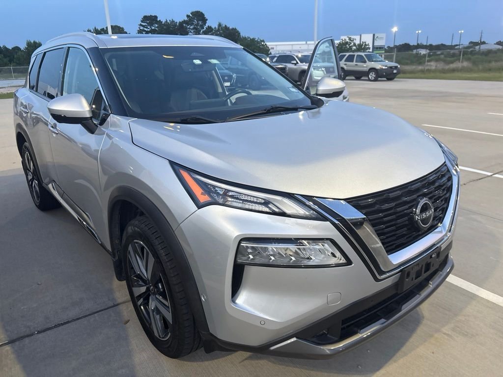 Used 2022 Silver Nissan SL image 1