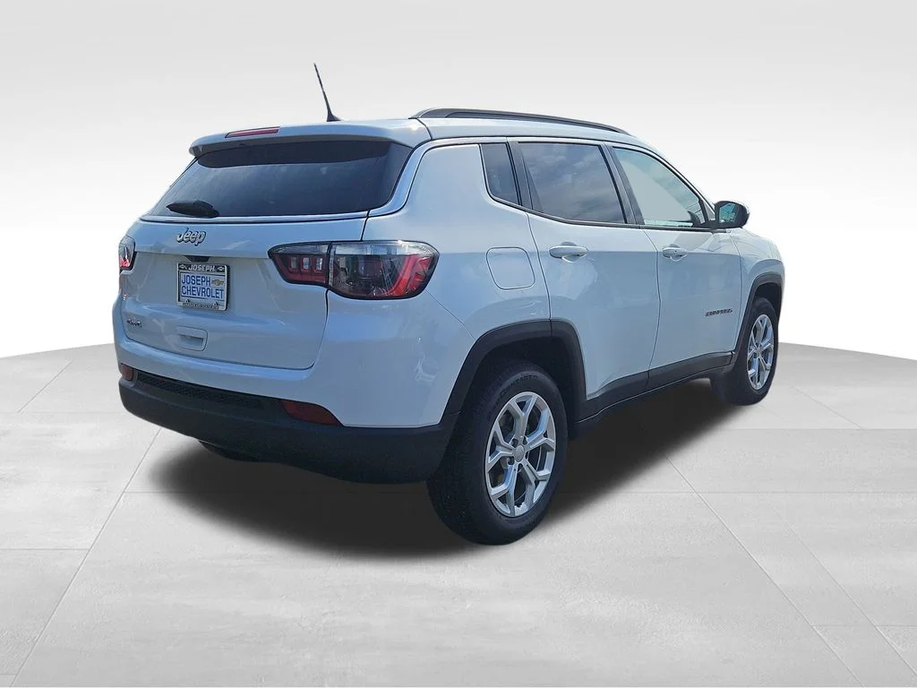 Used 2024 White Jeep Latitude image 4
