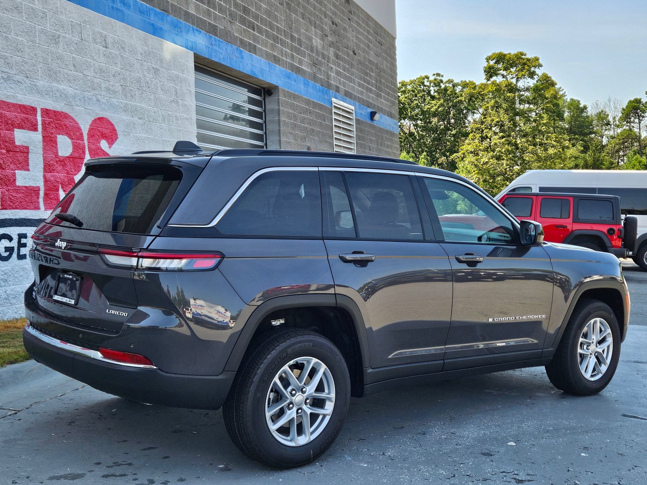 New 2026 Baltic Gray Metallic Clear-Coat Exterior Paint Jeep Laredo X image 7