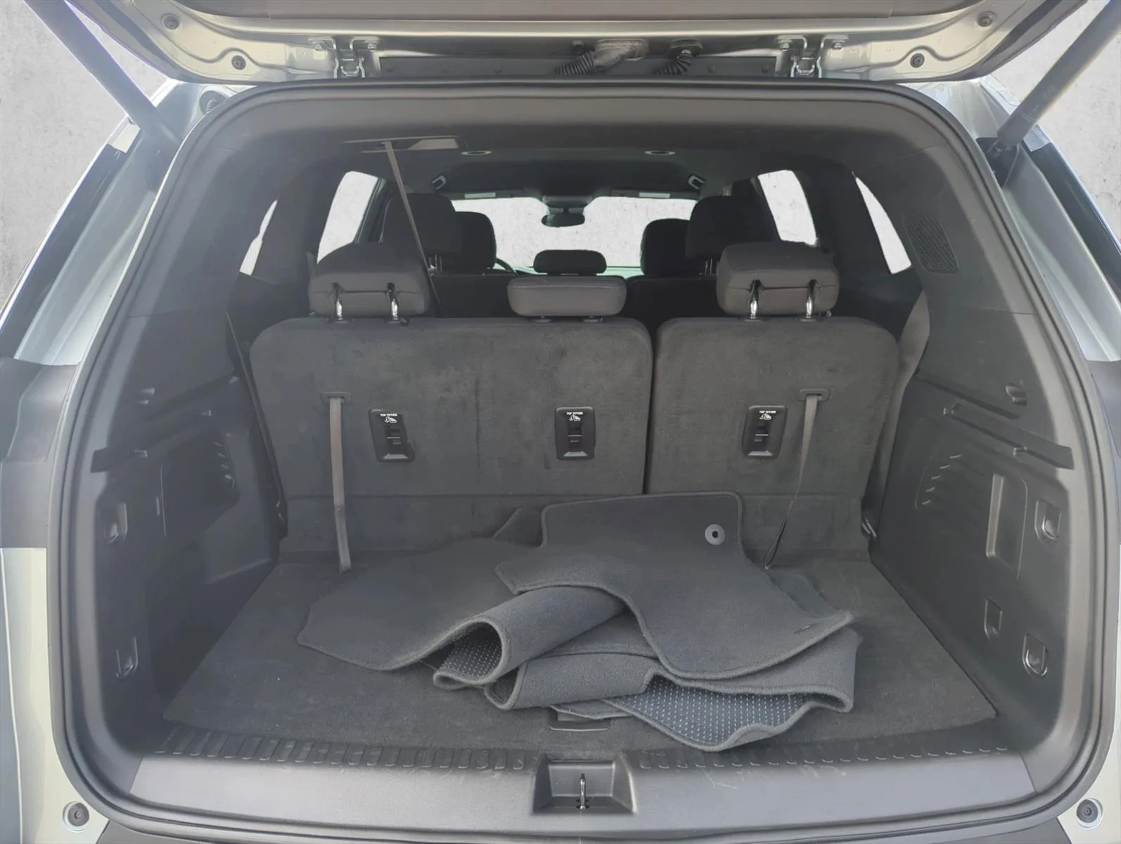 Used 2025 Sterling Metallic GMC FWD Elevation image 25